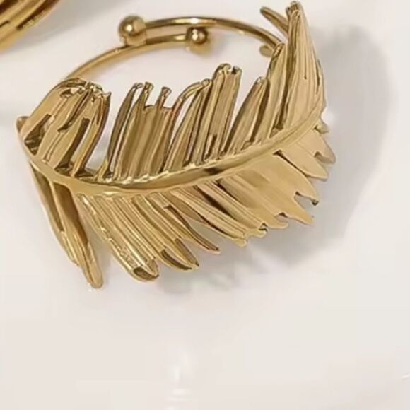 New LULUS 18K Gold Stainless Steel Leaf Design Ring Size 8 - Picture 1 of 8